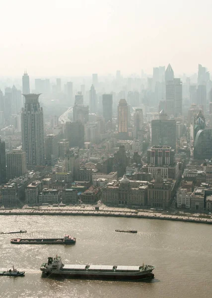 Visa på floden i Shanghai från Pearl tv tower — Stockfoto