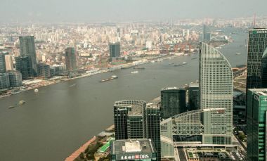 Shanghai, Çin - olabilir. 20, 2016: güzel görünümünden Oriental Pearl Tower Huangpu Nehri üzerinde birçok ünlü simge Şanghay'da dahil olmak üzere alacakaranlık, shanghai.
