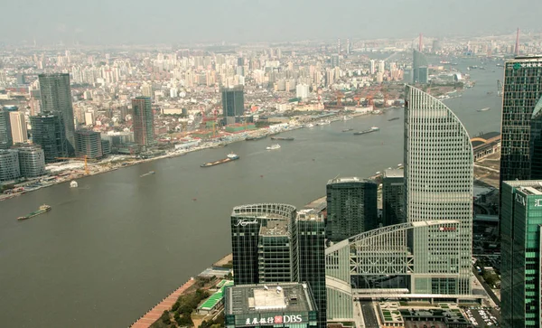 Shanghai, China - Mai. 20, 2016: Schöne Shanghai-Aussicht vom orientalischen Perlenturm am Huangpu-Fluss in der Dämmerung, darunter viele berühmte Sehenswürdigkeiten in Shanghai. — Stockfoto