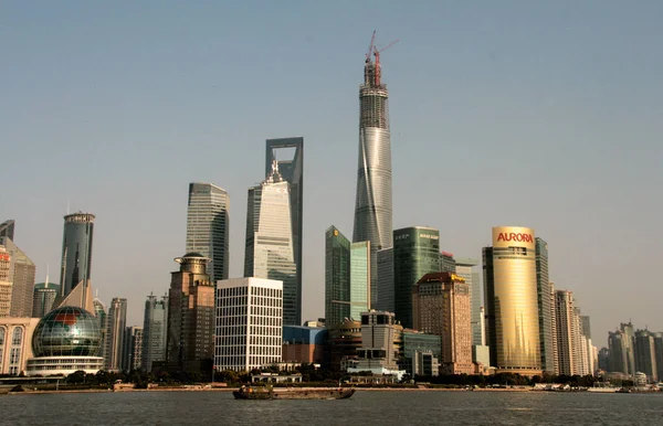 Shanghai, Kina - kan. 20, 2016: vackra shanghai bund sedd från Huangpufloden i skymningen, inklusive många berömda sevärdheter i Shanghai. — Stockfoto