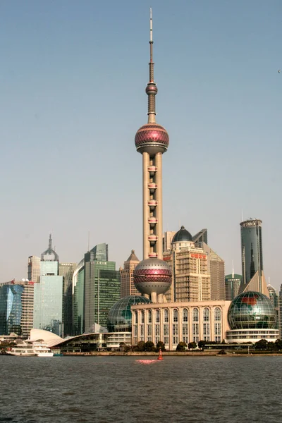 Shanghai, Kina - kan. 20, 2016: vackra shanghai bund sedd från Huangpufloden i skymningen, inklusive många berömda sevärdheter i Shanghai. — Stockfoto