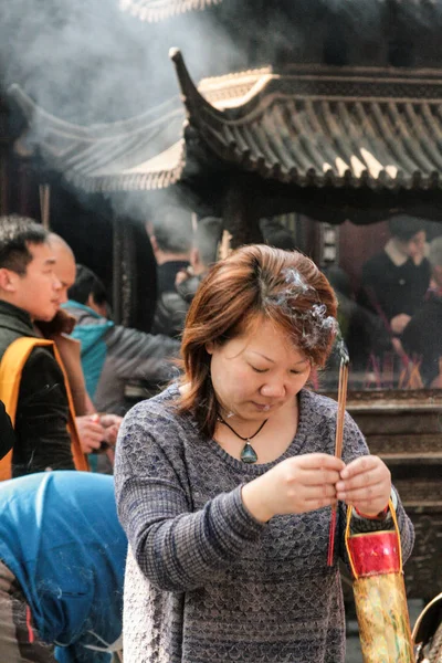 Zhoushan, Chine - mai. 2016 : temple du Bouddha pendant la journée ordinaire, M.z Ping prie pour sa famille — Photo