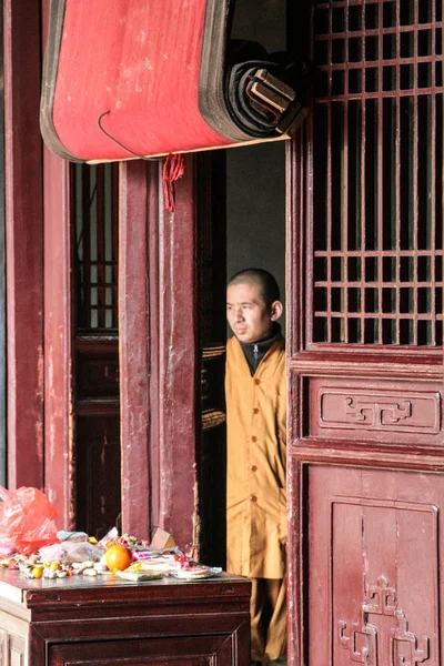 Shaoilin keşiş - Bay Tao, Çin - 25 Mayıs 2016. Monk Shaolin Tapınağı önünde duran. — Stok fotoğraf