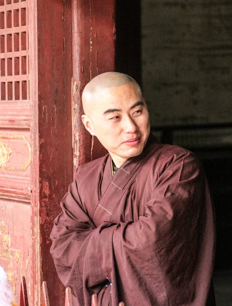 Shaoilin monk - Mr. Lee, China - 25 de mayo de 2016. Monje de pie frente al templo Shaolin . — Foto de Stock