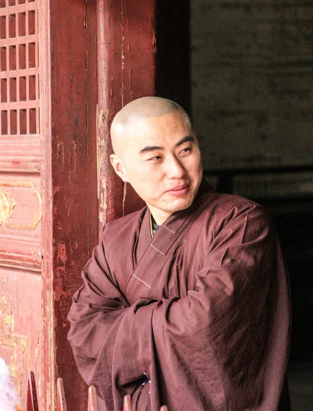 Shaoilin monk - Mr. Lee, China - 25 de mayo de 2016. Monje de pie frente al templo Shaolin . Imágenes de stock libres de derechos