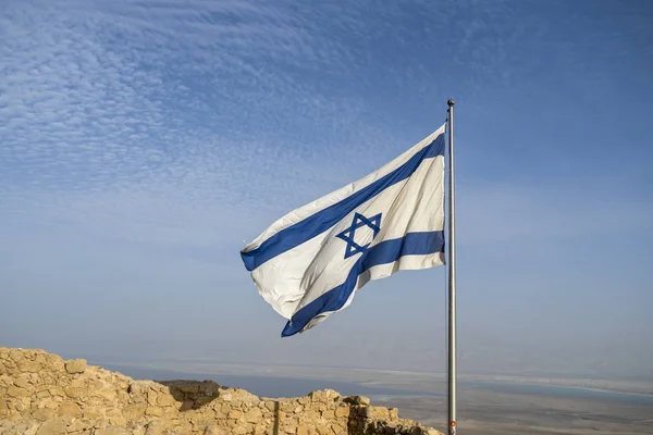 Masada harabeleriyle dolu mavi gökyüzünde İsrail bayrağı