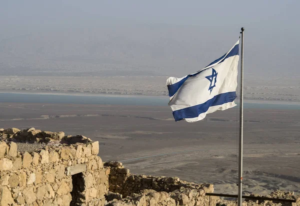 Masada harabeleriyle dolu mavi gökyüzünde İsrail bayrağı