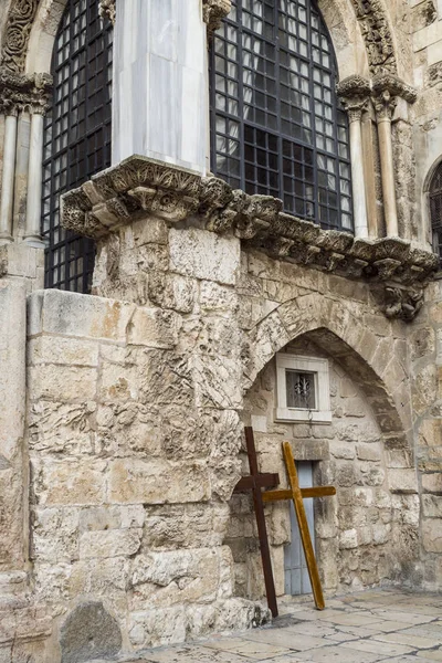 Jeruzalém Izrael Dva Wodenské Kříže Stojící Poblíž Kostela — Stock fotografie