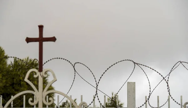 エルサレム イスラエル 十字架とチェーンフェンスと鉄条網 — ストック写真