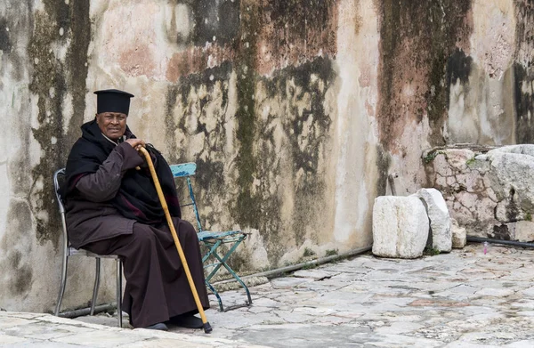 Jerusalén Israel 2019 Monje Africano Sacerdote Sentado Pared Basílica —  Fotos de Stock