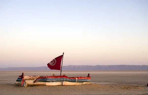 Wschód Słońca Saharze Łódź Tunezyjską Flagą — Zdjęcie stockowe
