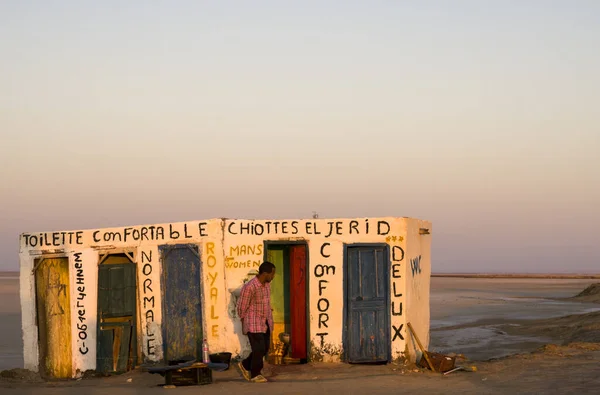Chott Djerid Tunezja 2019 Zabawna Toaleta Środku Pustkowia Pustyni — Zdjęcie stockowe