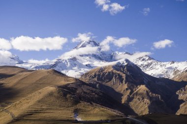 Gürcistan 'daki Kazbegi Dağı' nda bulut ve kar var..