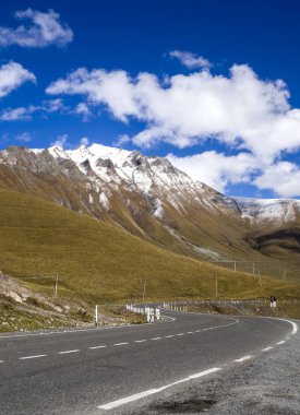 Kazbegi bölgesindeki yüksek dağlar - karla kaplı zirveler.
