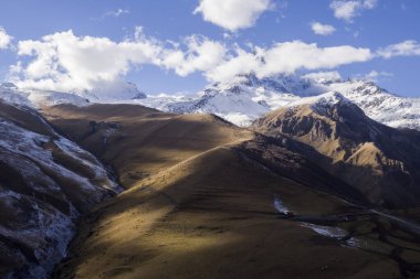 Gürcistan 'daki Kazbegi Dağı' nda bulut ve kar var..