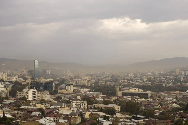 Güneş, Gürcistan 'ın başkenti Tiflis üzerindeki sislerin içinden geçmeye çalışıyor.