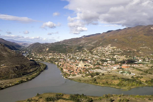 Monastyr Dzwari 'den Kura Nehri' ne ve McCheta şehrine bakın..