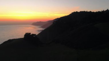 kıyı şeridi günbatımı, siluet taş