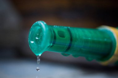 Sulama hortumu ve damla su.