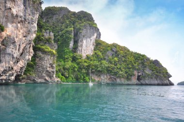 Ada Tayland (Krabi) temiz plajlar, suları ve güzel taş vardır. Bu genellikle yıl boyunca turist ziyaret.