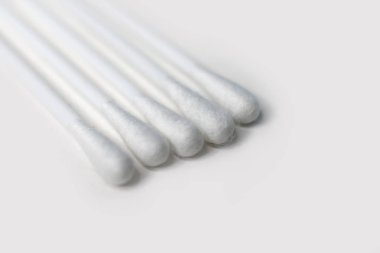 Pamuk tomurcukları beyaz arka plan üzerinde kapatın.