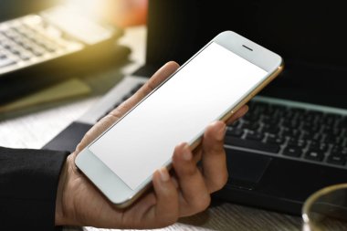 Bir akıllı telefon tutarak yakın çekim kadın eli. Online alışveriş kavramı