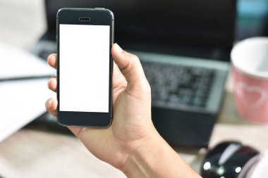 Bir akıllı telefon tutarak yakın çekim kadın eli. Online alışveriş kavramı