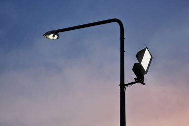Elektrik direkleri silüeti arka plan ışık sağlar. Kavram - Kılavuzu, umut, sessiz, yalnız, hayat