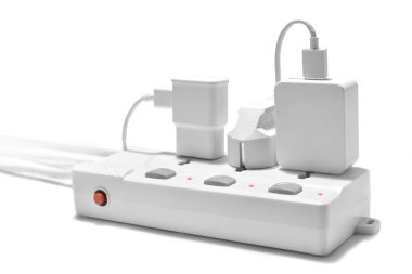 Beyaz arka plan üzerinde izole bağlı elektrik fişleri.
