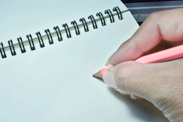 Cuaderno de encuadernación de metal y mano sosteniendo lápiz rosa —  Fotos de Stock