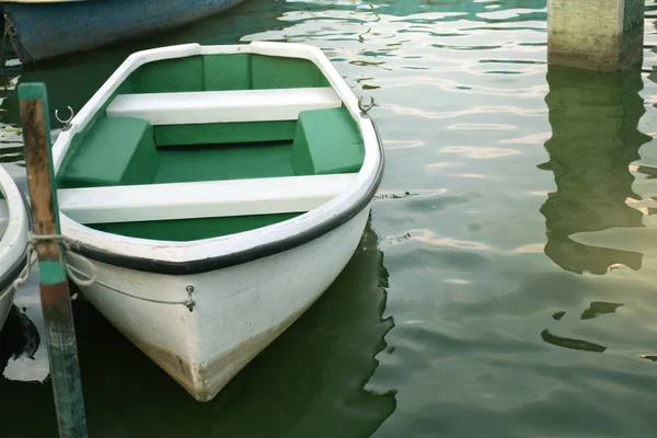 白色的划艇停泊在海岸附近。-概念船，安静，等待，生活，希望 — 图库照片