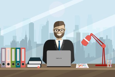 Dizüstü bilgisayarda çalışan adam.