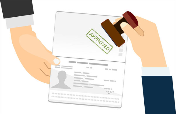 женщина с бумажными банкнотами и кредитной картой
