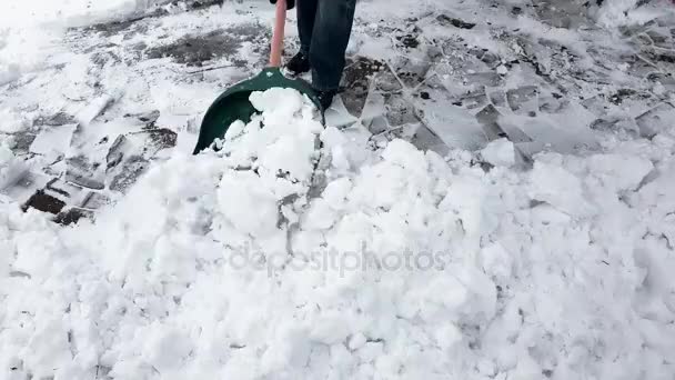 Čištění Lopatu Sněhu — Stock video