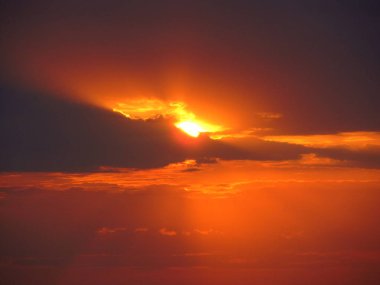 Turuncu şafak gökyüzü