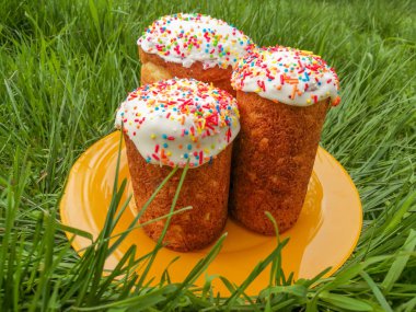 Yeşil çimenlerin üzerinde Paskalya kek standı. 