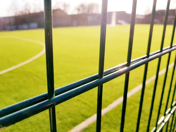 Rasenplatz zum Spielen von Minifußball hinter dem grünen Zaun — Stockfoto