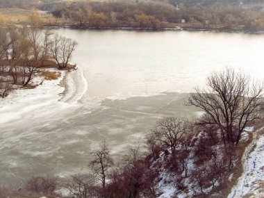 Buz içinde nehir üzerinde Bahar Adası