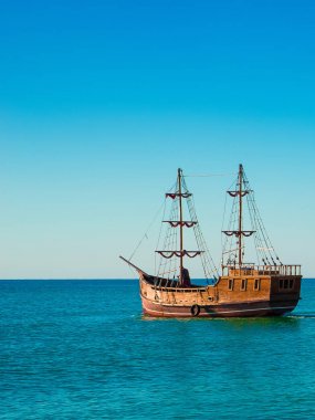 Ahşap gemi deniz kenarında gider