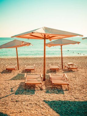 Güneş şemsiyesi ve Beach yataklar