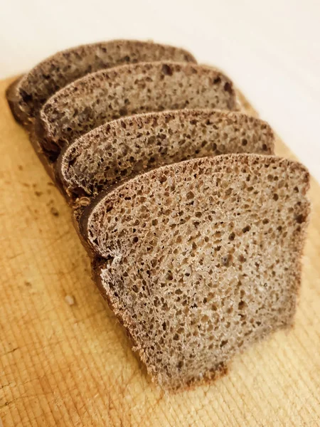 Нарезанный чёрный хлеб — стоковое фото
