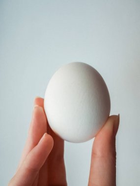 elinde yumurta