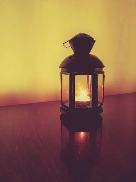 Hořící svíčka v kovové lucerny — Stock fotografie