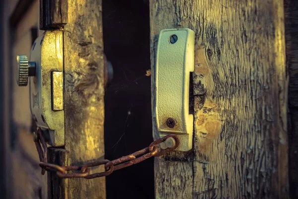녹슨 쇠사슬 과 자물쇠로 버려진 오래 된 문. — 스톡 사진