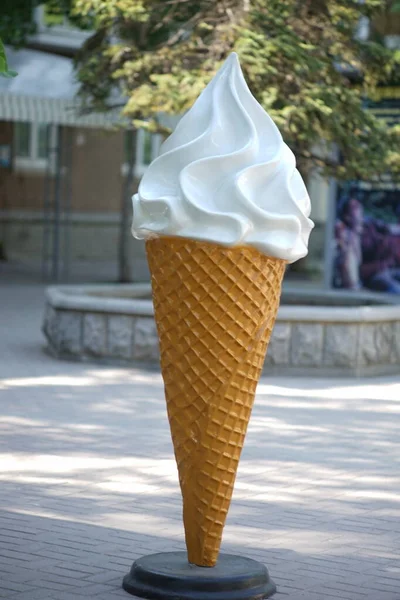 Grande mockup di gelato in un cono di cialde in un parco estivo . — Foto Stock
