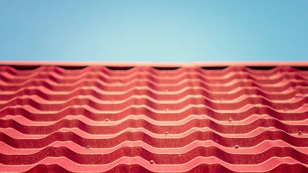 Primer plano de azulejo de textura de techo rojo con cielo azul —  Fotos de Stock