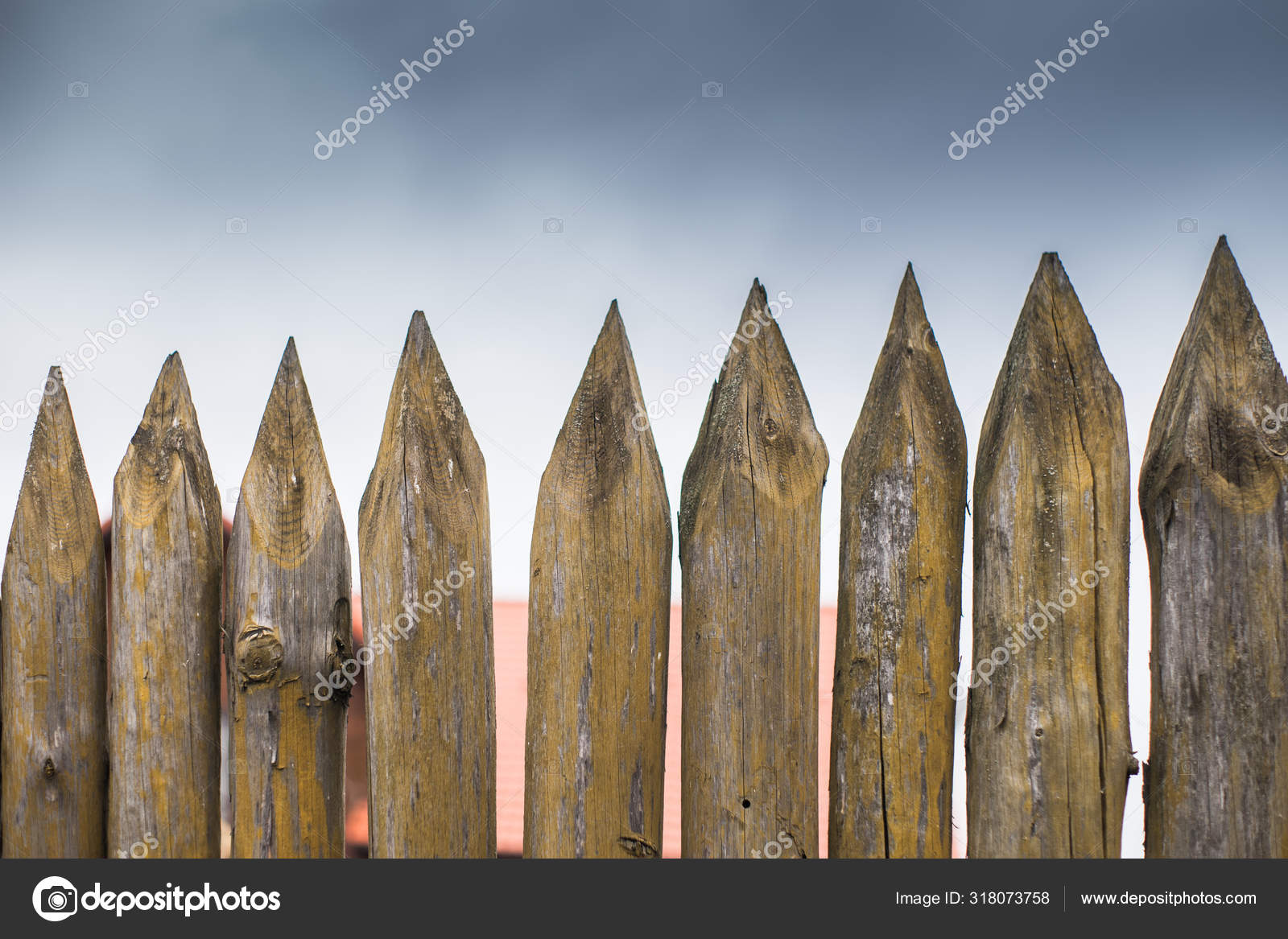 Деревянная стена с кольями