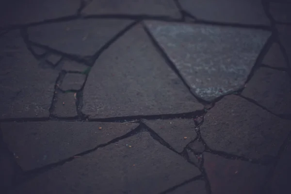 거친 돌로 포장된 도로가 막혔습니다. 불규칙 한 모양. — 스톡 사진