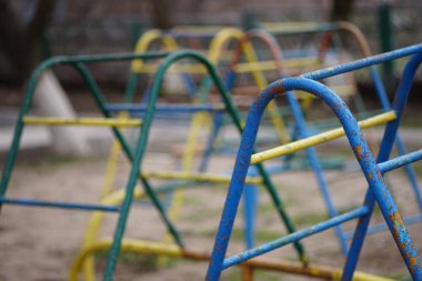 Oyun ekipmanları. Çocuk oyunları için boyanmış demir merdiven. Bulutlu bir günde eski anaokulu