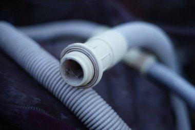 Eski kirli elektrikli süpürge hortumunu kapat
